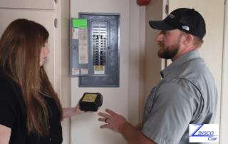 An Electrician from eletricode explaining the user