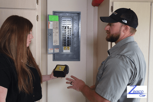 An Electrician from eletricode explaining the user
